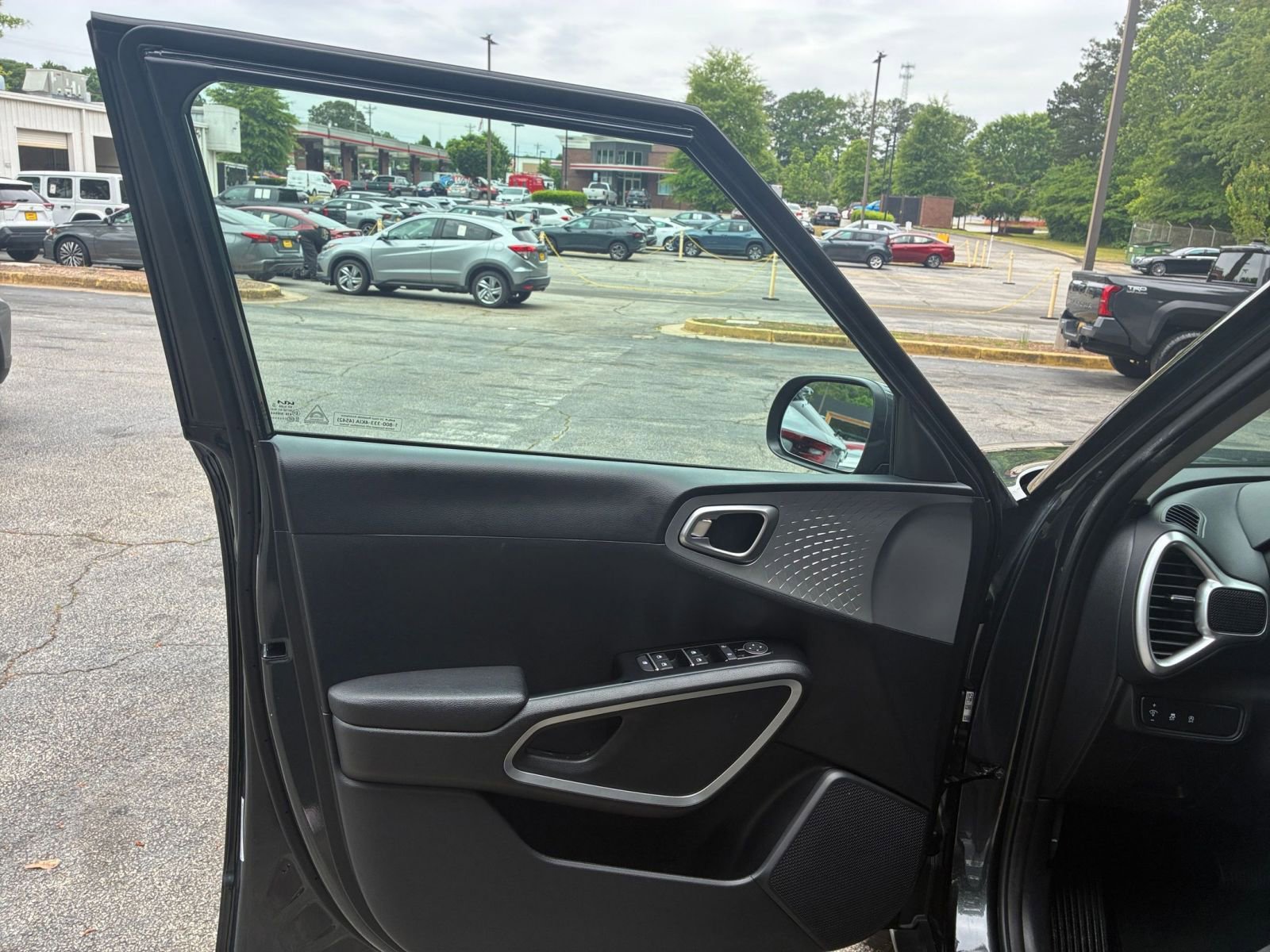 Used 2025 Kia Soul LX w/ LX Technology Package FWD image 18
