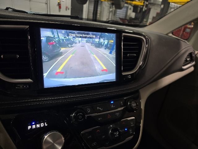 Used 2024 Chrysler Pacifica Touring-L FWD image 15