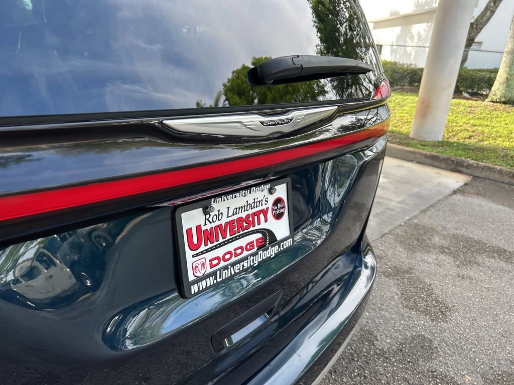 Used 2024 Chrysler Pacifica Touring-L FWD image 17