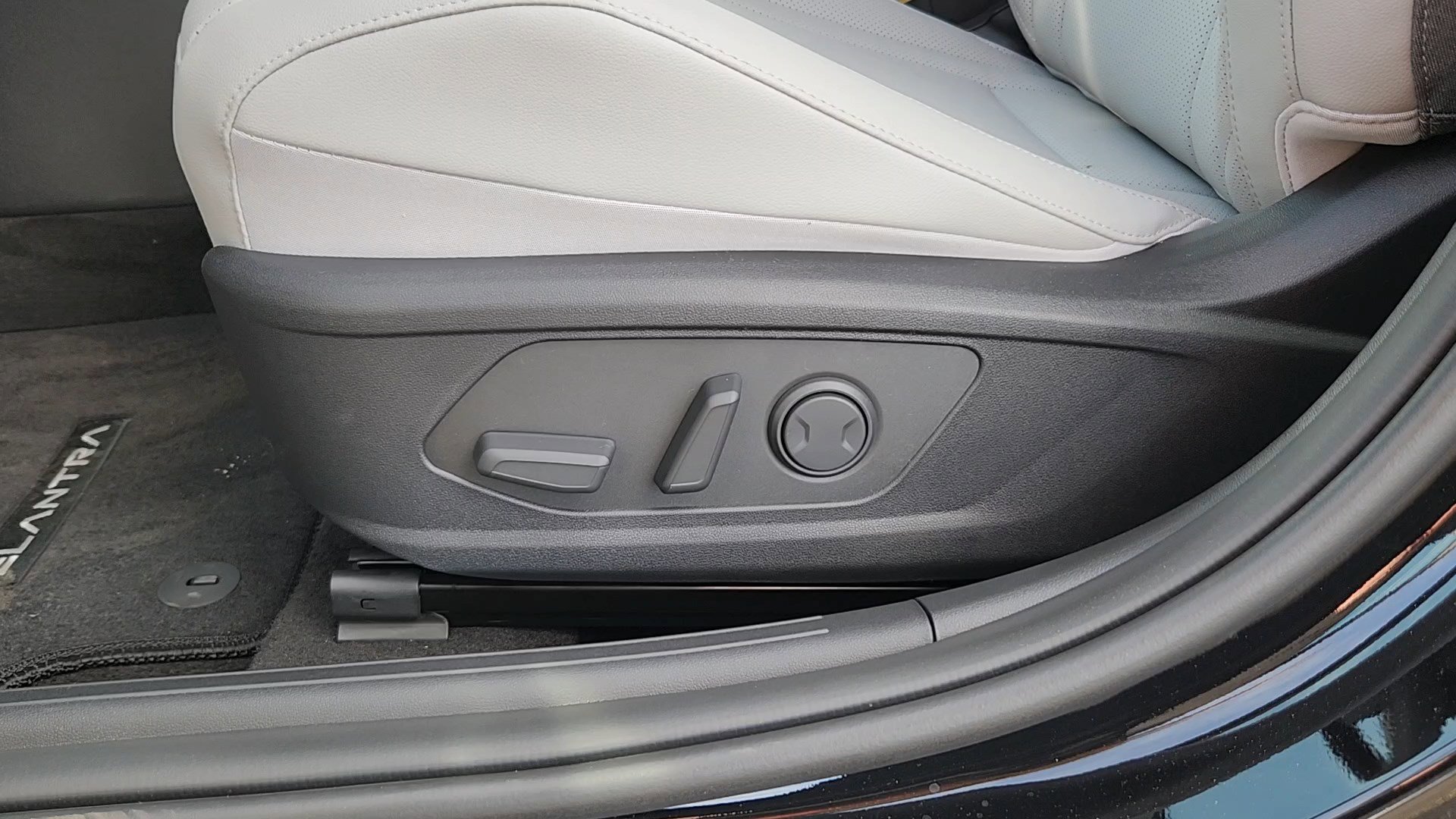 New 2026 Hyundai Elantra Limited image 8