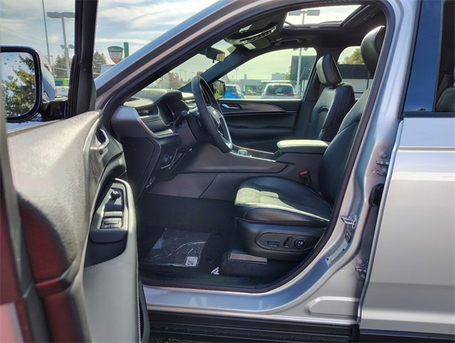 New 2025 Jeep Grand Cherokee Altitude image 2