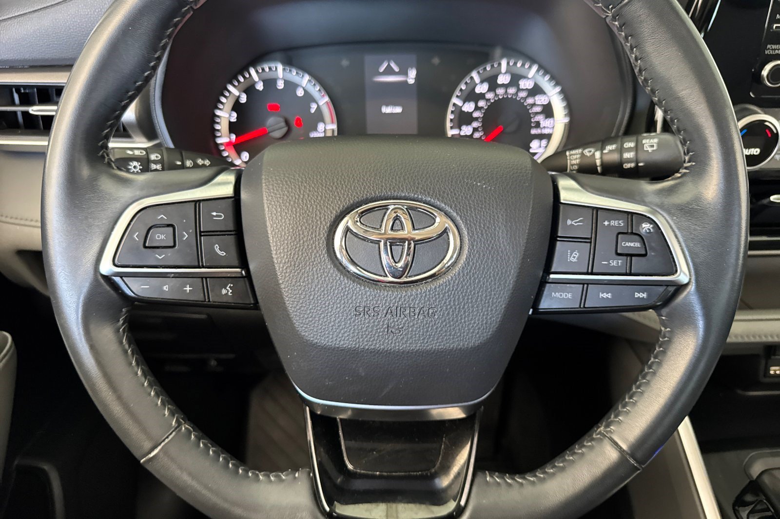 Used 2021 Toyota Highlander LE FWD image 11