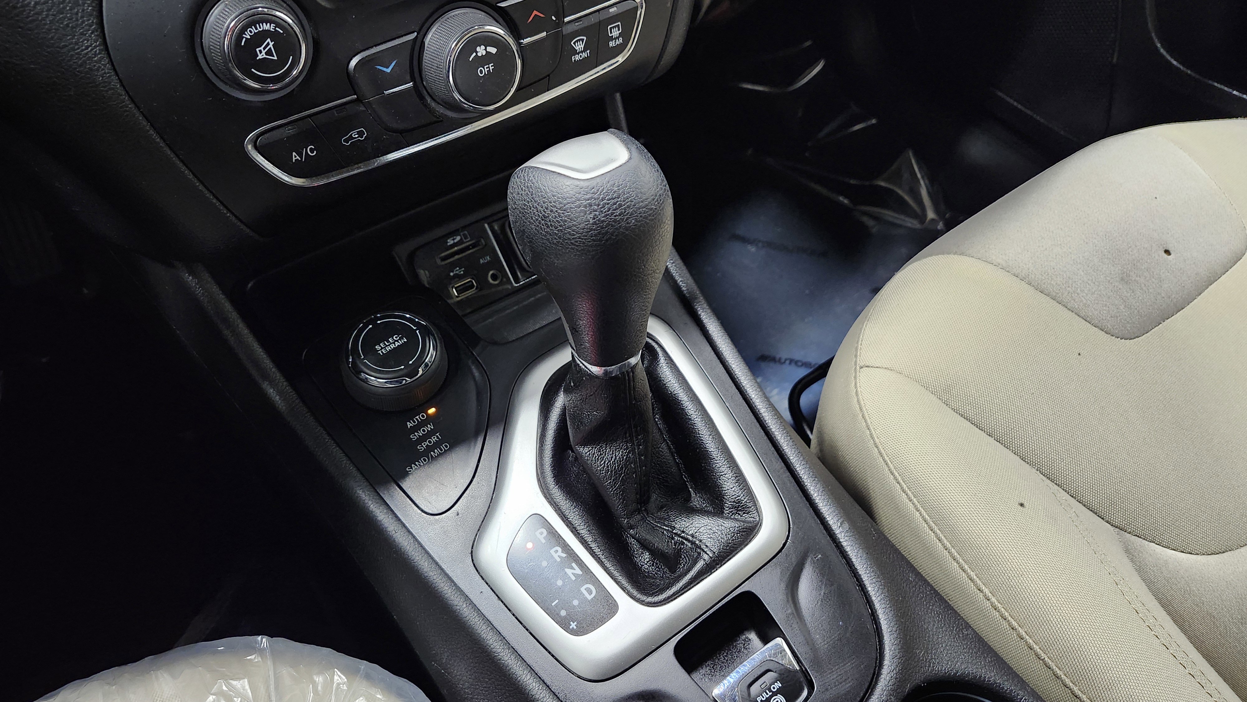 Used 2017 Jeep Cherokee Sport w/ Safety Group image 29