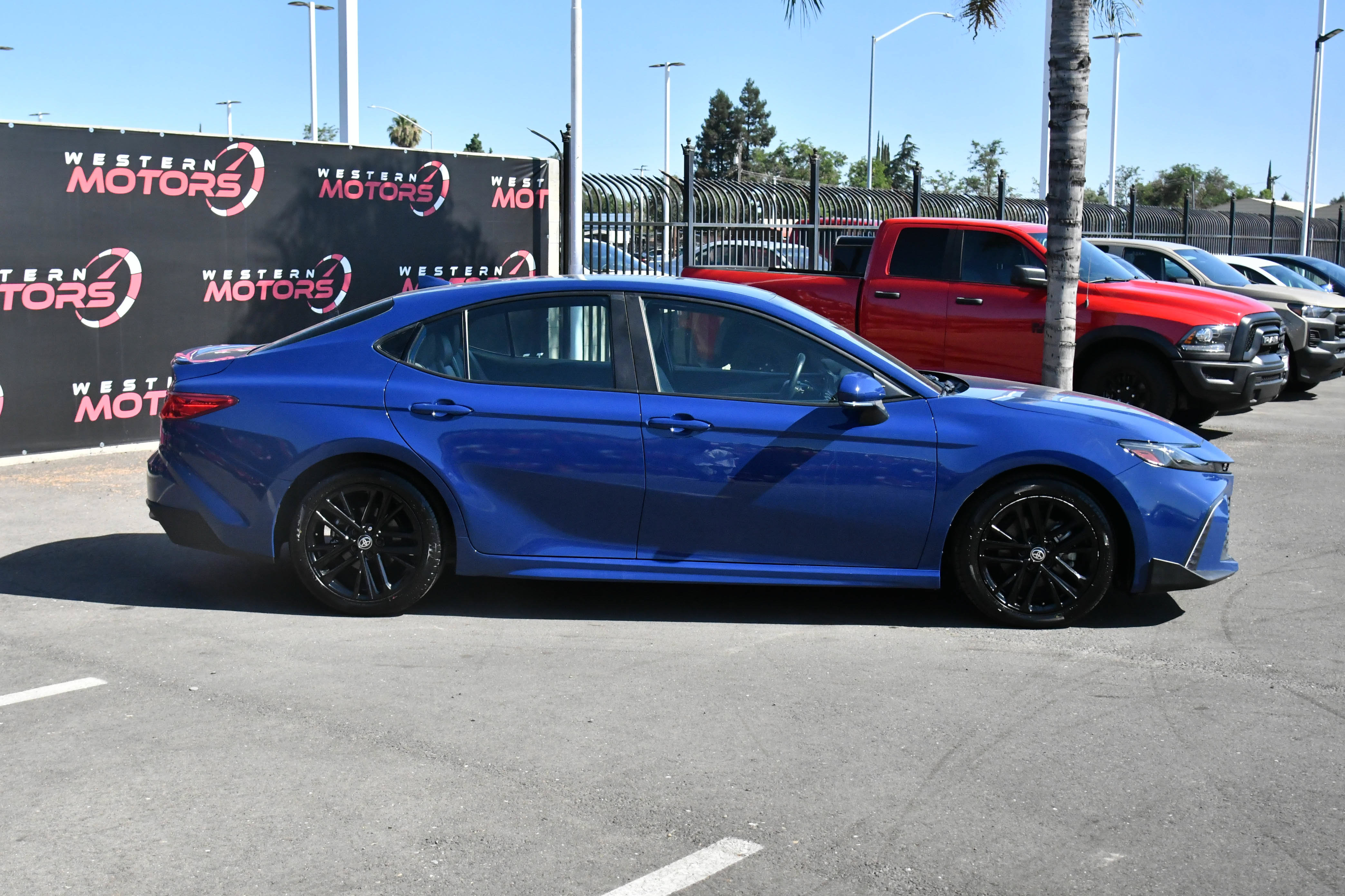 Used 2025 Toyota Camry SE w/ Convenience Package FWD image 9