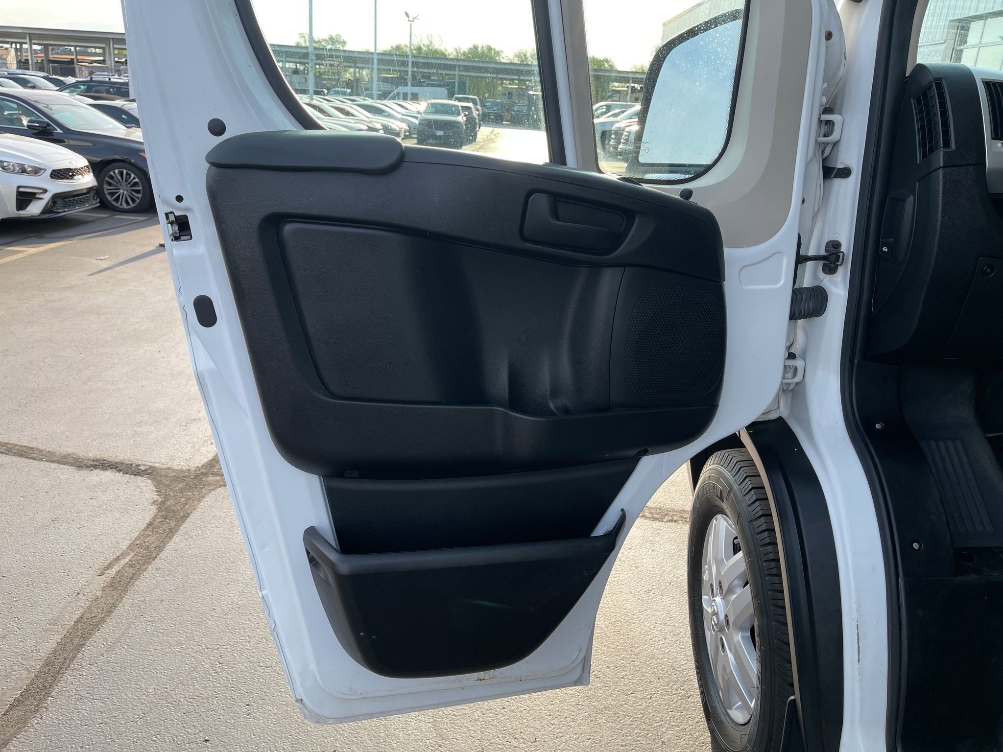 Used 2020 RAM ProMaster 2500 w/ Premium Appearance Group FWD image 12