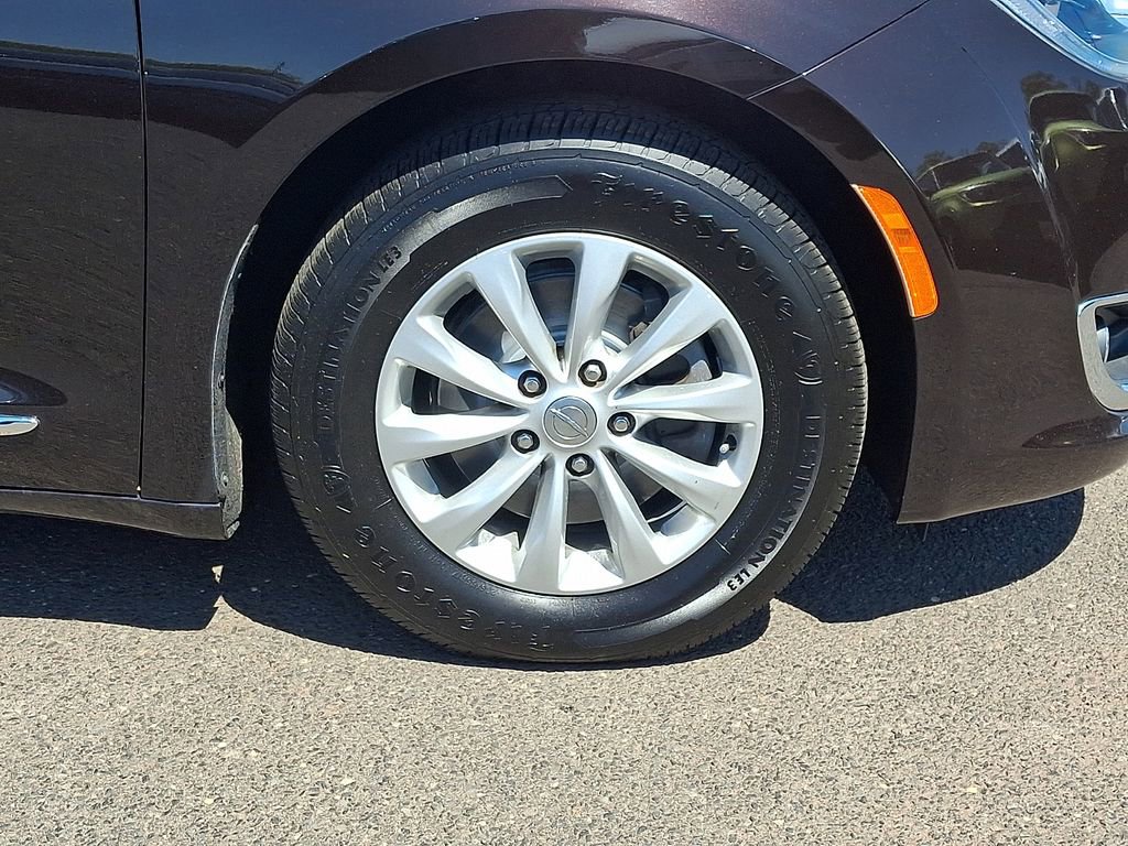 Used 2017 Chrysler Pacifica Touring-L FWD image 8