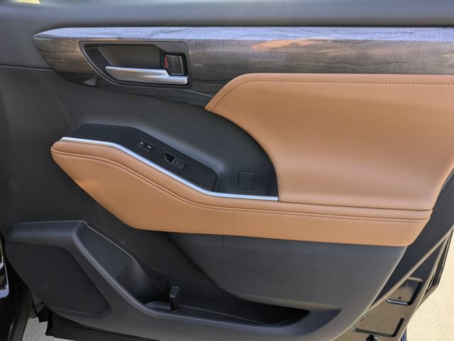 Certified 2025 Toyota Highlander Platinum AWD/4WD image 36