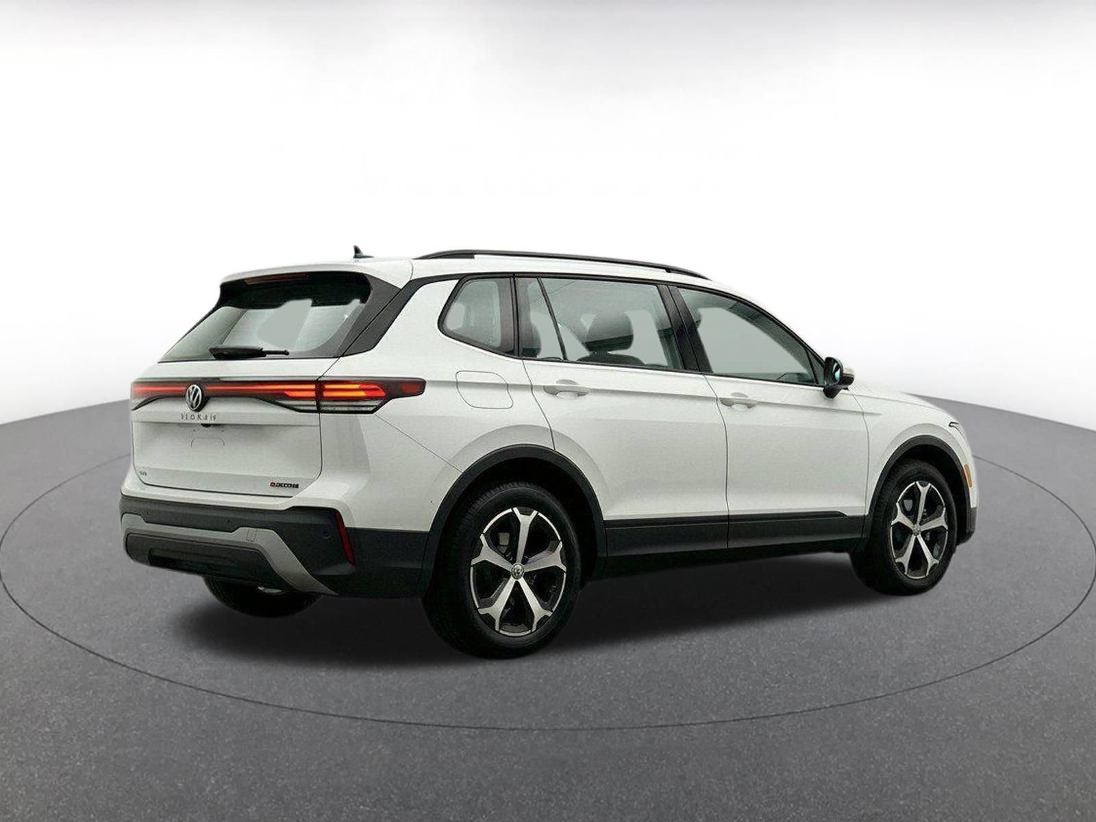 Used 2026 Volkswagen Tiguan SE AWD/4WD image 8