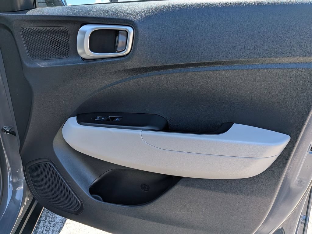 Used 2025 Hyundai Venue SEL FWD image 30