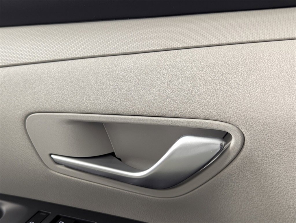 Certified 2025 Hyundai Tucson SE image 14