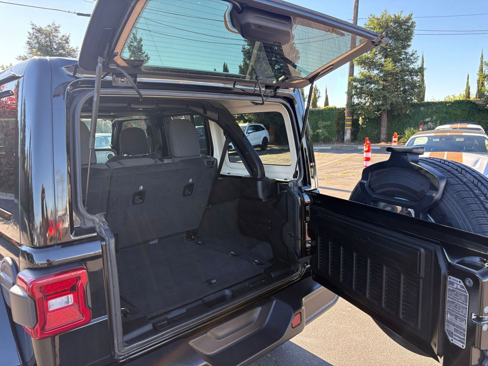 Used 2025 Jeep Wrangler Sahara AWD/4WD image 31