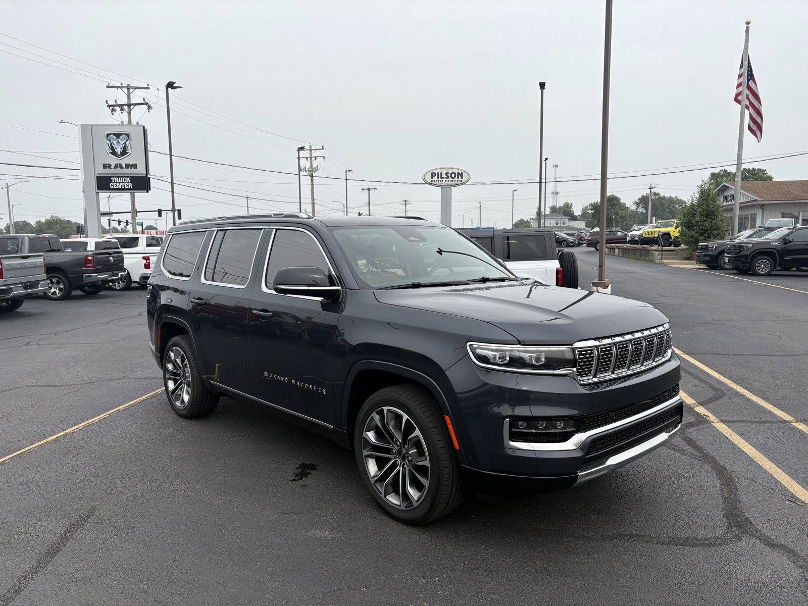 Used 2023 Jeep Grand Wagoneer Series III AWD/4WD image 2