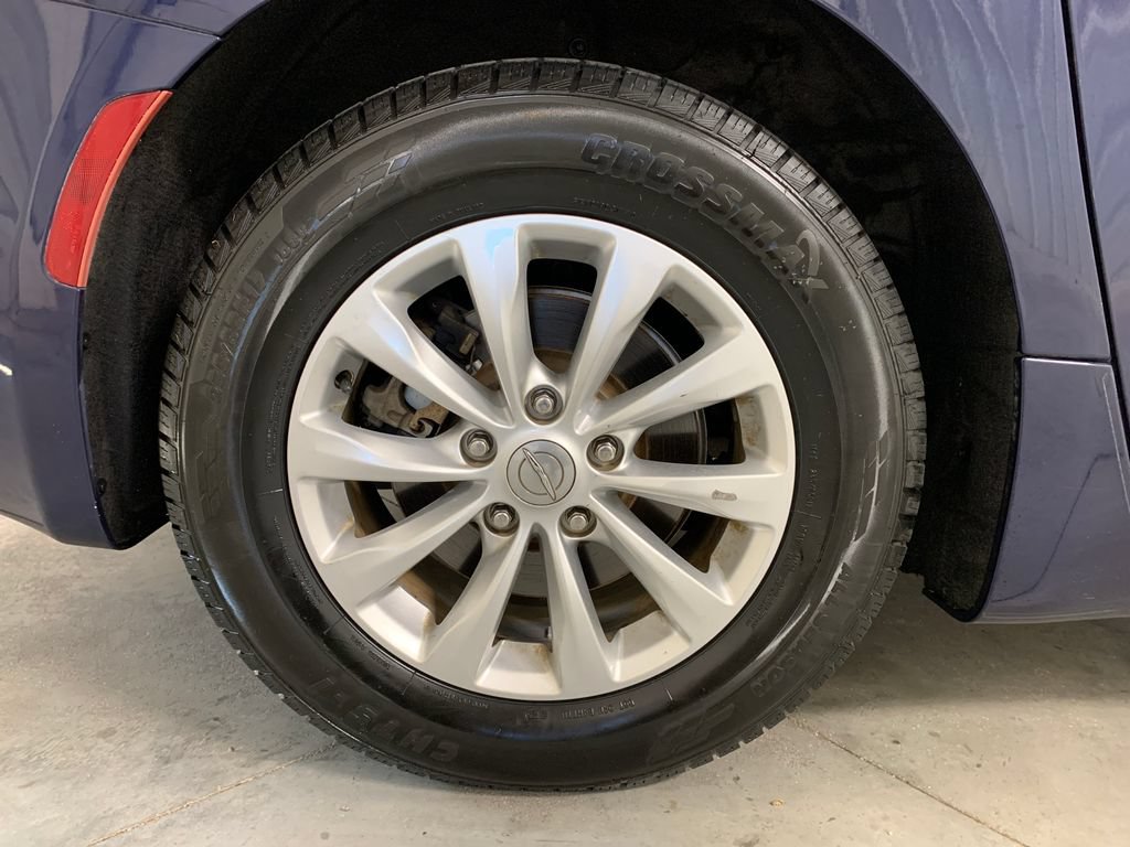 Used 2018 Chrysler Pacifica Touring-L FWD image 9