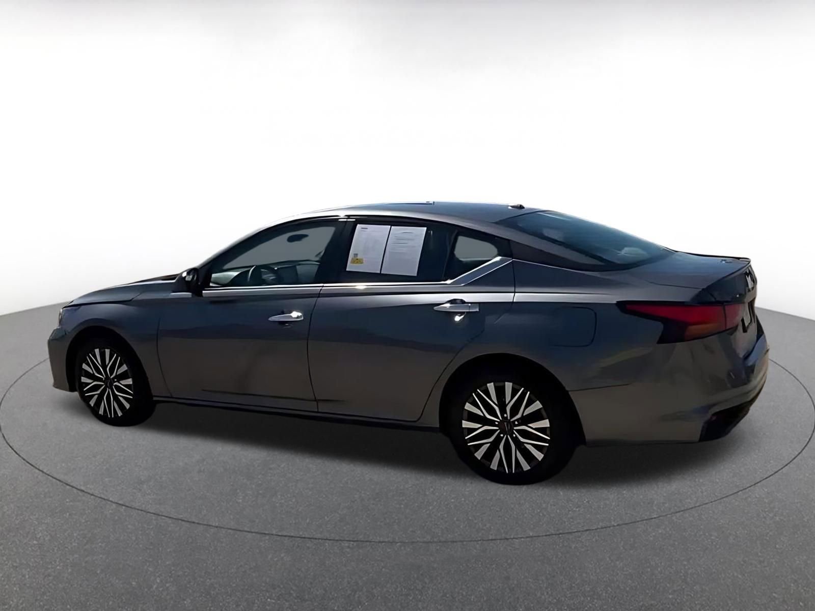 Used 2025 Nissan Altima 2.5 SV FWD image 10