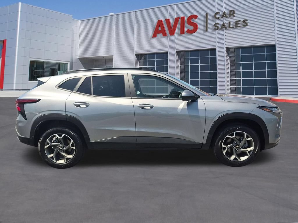 Used 2025 Chevrolet Trax LT w/ LT Convenience Package FWD image 5