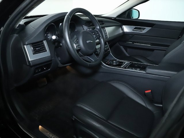 Used 2018 Jaguar XF Premium image 16