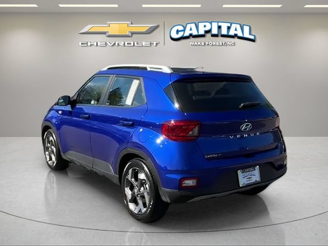 Used 2025 Hyundai Venue SEL FWD image 3