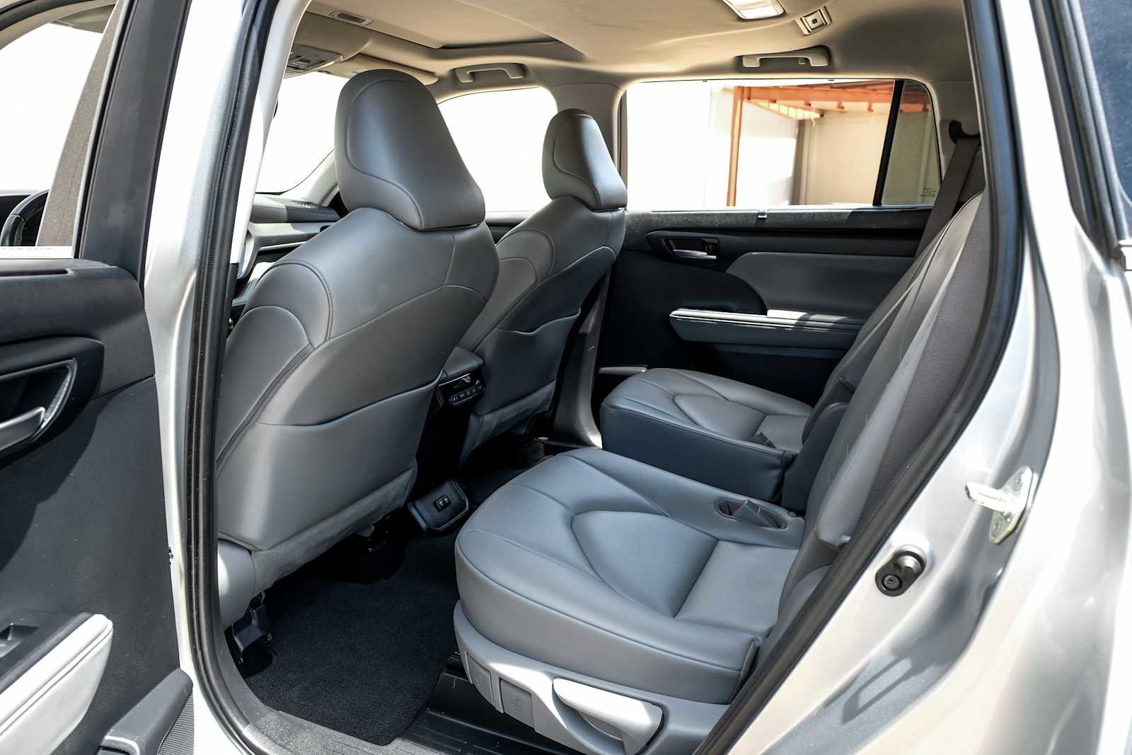 Used 2020 Toyota Highlander XLE FWD image 39
