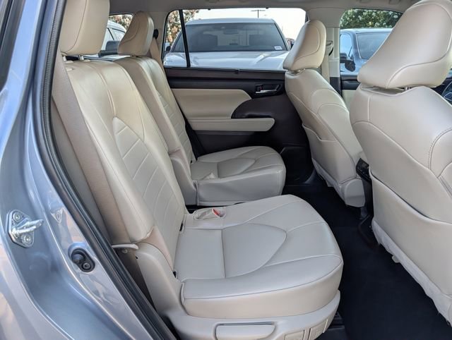 Used 2022 Toyota Highlander XLE FWD image 30