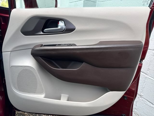 Used 2017 Chrysler Pacifica Touring-L Plus FWD image 25