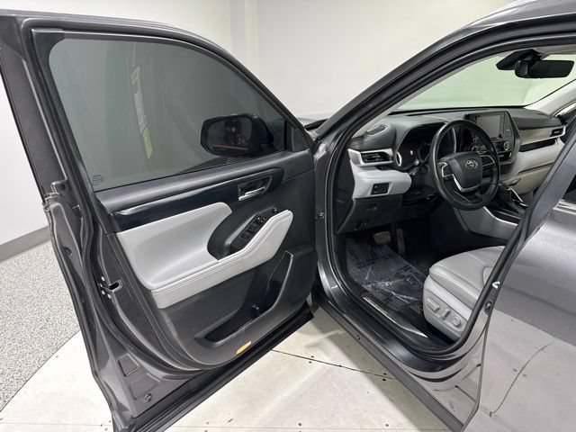Used 2022 Toyota Highlander XLE AWD/4WD image 12