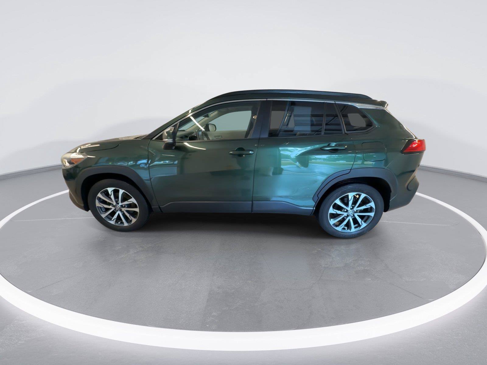 Used 2023 Toyota Corolla Cross XLE w/ Convenience Package AWD/4WD image 5