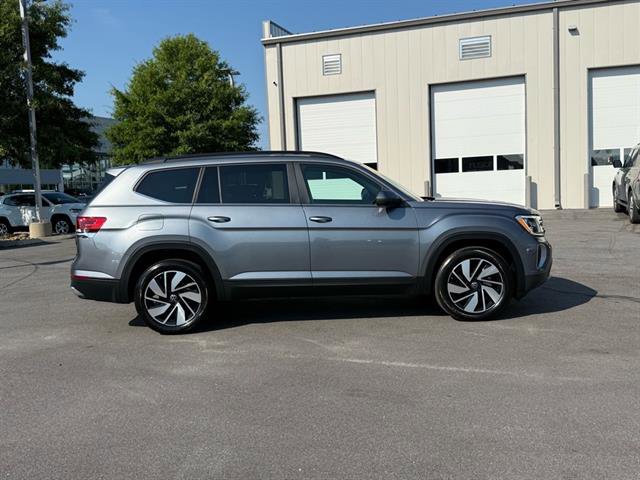 Used 2024 Volkswagen Atlas SE image 2