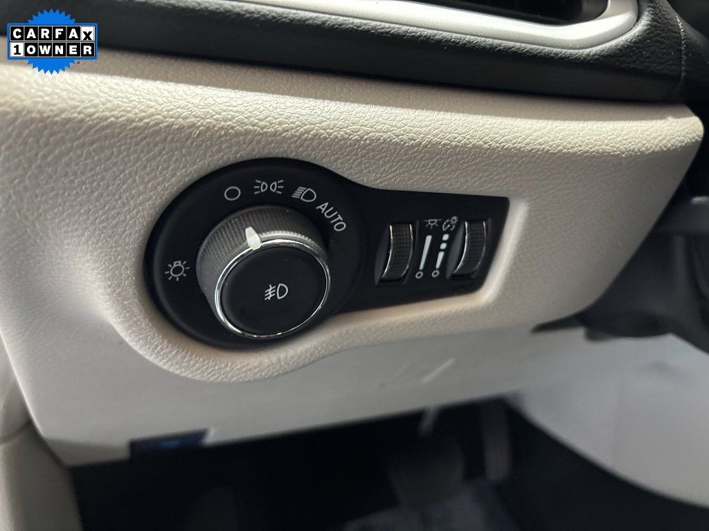 Used 2024 Chrysler Pacifica Touring-L image 14