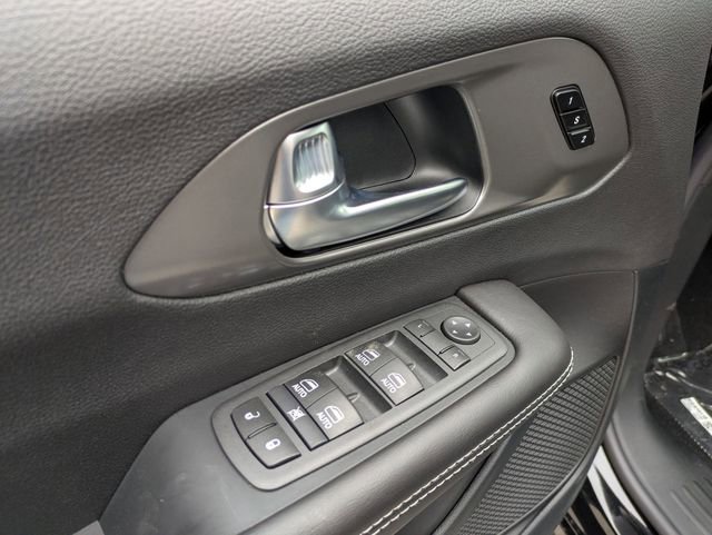 New 2026 Chrysler Pacifica Select w/ S Appearance Package image 11