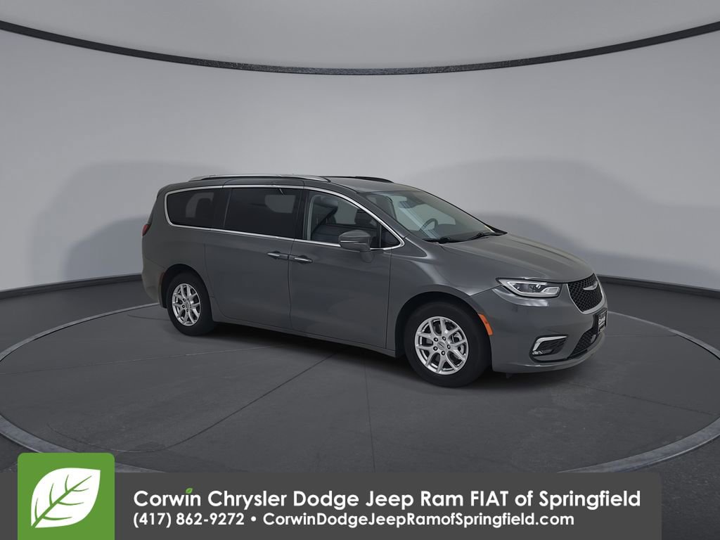 Used 2021 Chrysler Pacifica Touring-L w/ Uconnect Theater Family Group FWD image 2