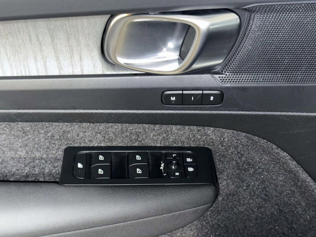 Used 2023 Volvo XC40 B4 Core w/ Convenience Package FWD image 21