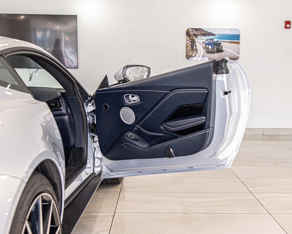 Used 2020 Aston Martin V8 Vantage Coupe RWD image 30