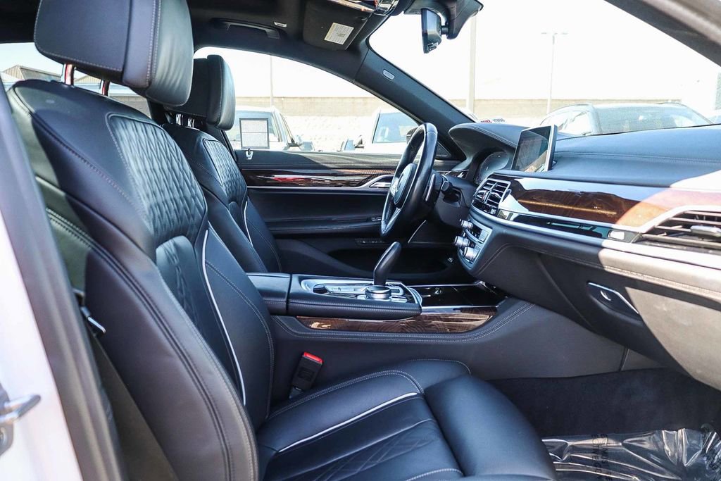 Used 2022 BMW 750i xDrive w/ M Sport Package AWD/4WD image 19