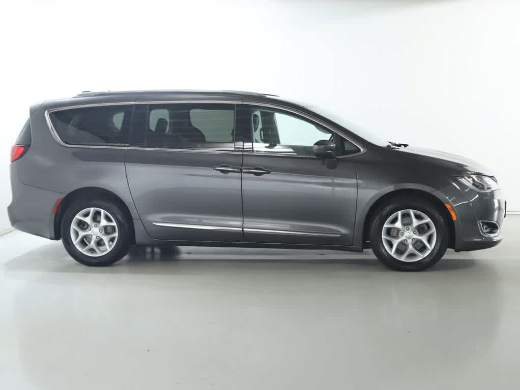 Used 2017 Chrysler Pacifica Touring-L Plus w/ Tire & Wheel Group FWD image 11