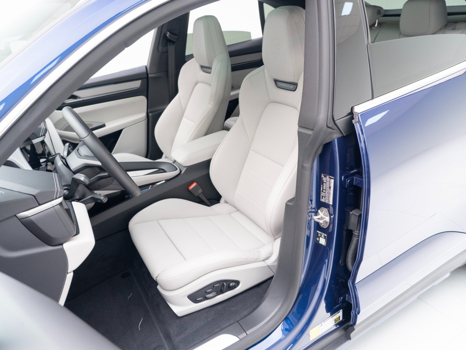 New 2026 Porsche Macan Electric RWD image 5