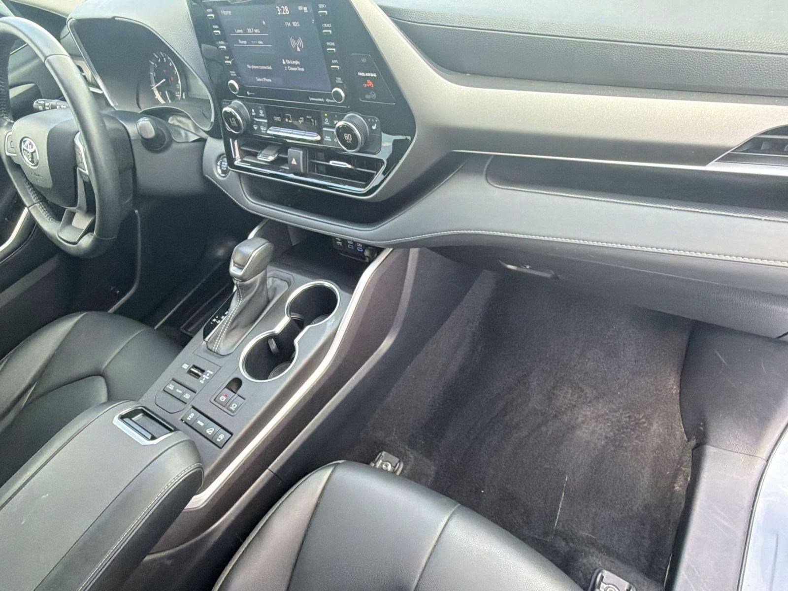 Used 2022 Toyota Highlander XLE AWD/4WD image 34