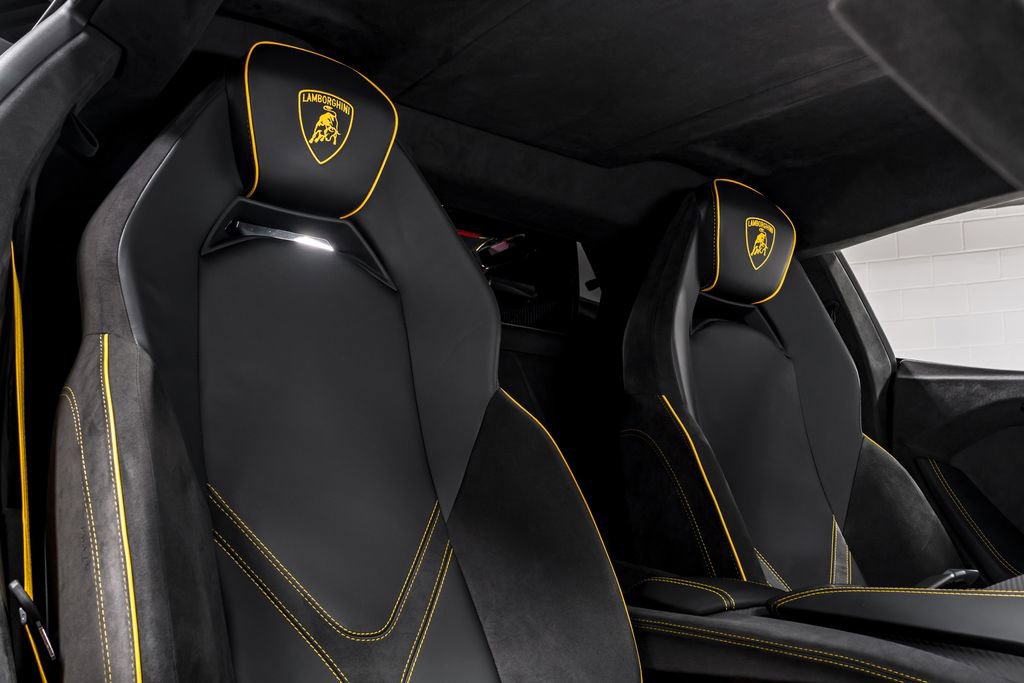 Used 2025 Lamborghini Revuelto image 34