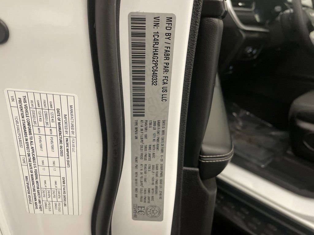 Used 2023 Jeep Grand Cherokee Laredo image 27