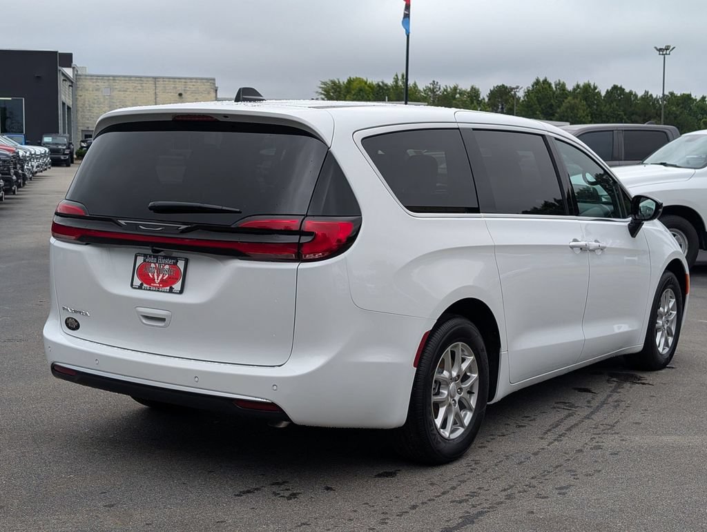 New 2027 Chrysler Pacifica Select FWD image 7