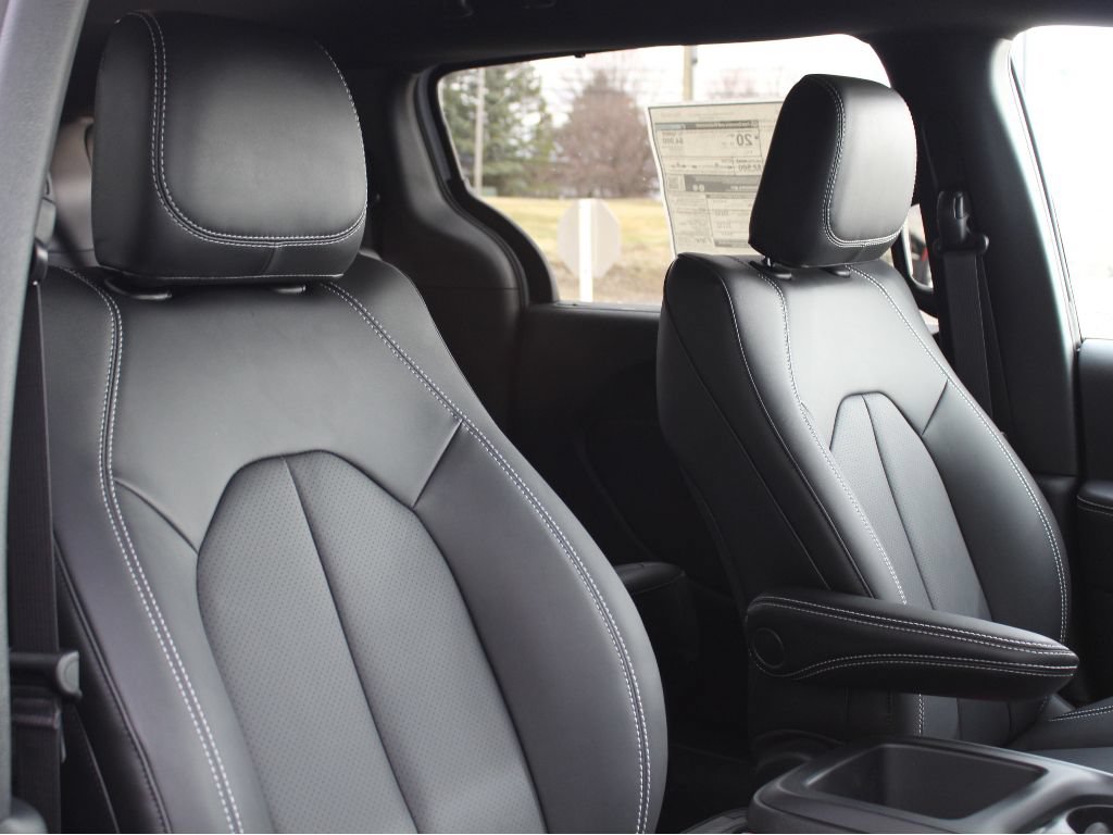 New 2026 Chrysler Pacifica Select AWD/4WD image 24