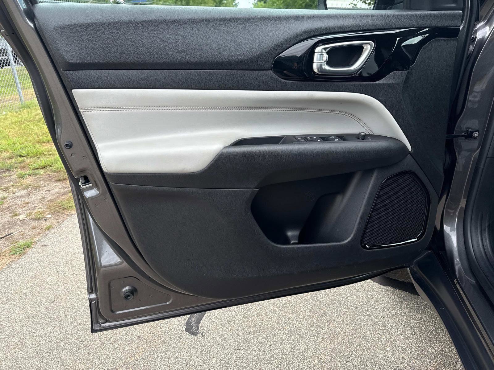 Used 2022 Jeep Compass Limited image 17