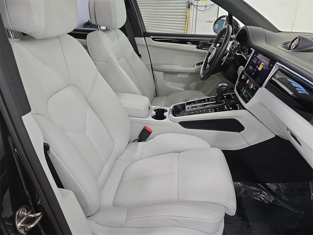 Used 2025 Porsche Macan image 27