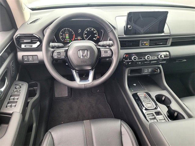 New 2025 Honda Pilot Touring image 7