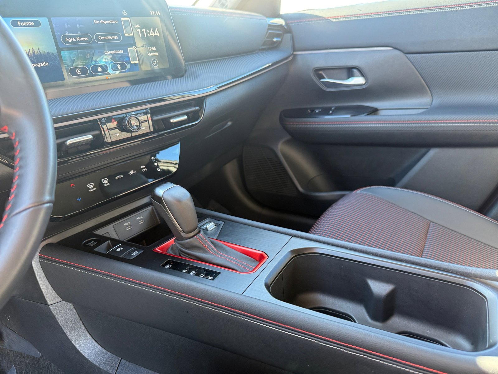 Used 2025 Nissan Kicks SR image 13