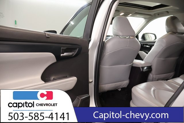 Used 2022 Toyota Highlander XLE AWD/4WD image 28