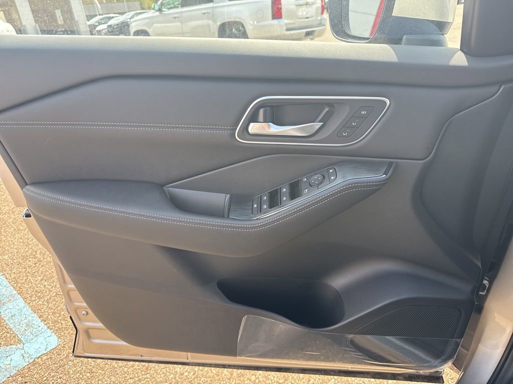 New 2026 Nissan Rogue Platinum image 13