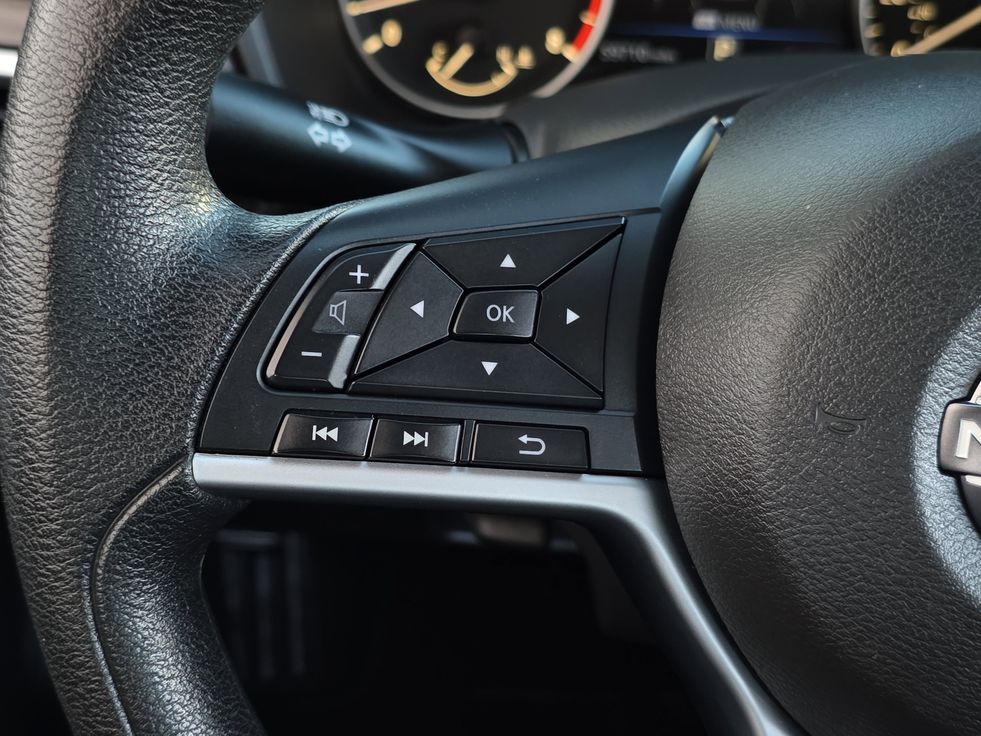 Used 2024 Nissan Altima 2.5 SV image 16