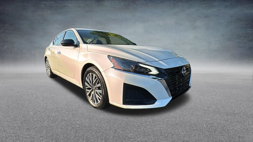 Used 2025 Nissan Altima 2.5 SV FWD image 2