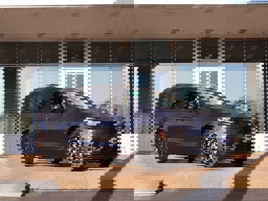 Used 2022 Chrysler Pacifica Touring-L w/ S Appearance Package