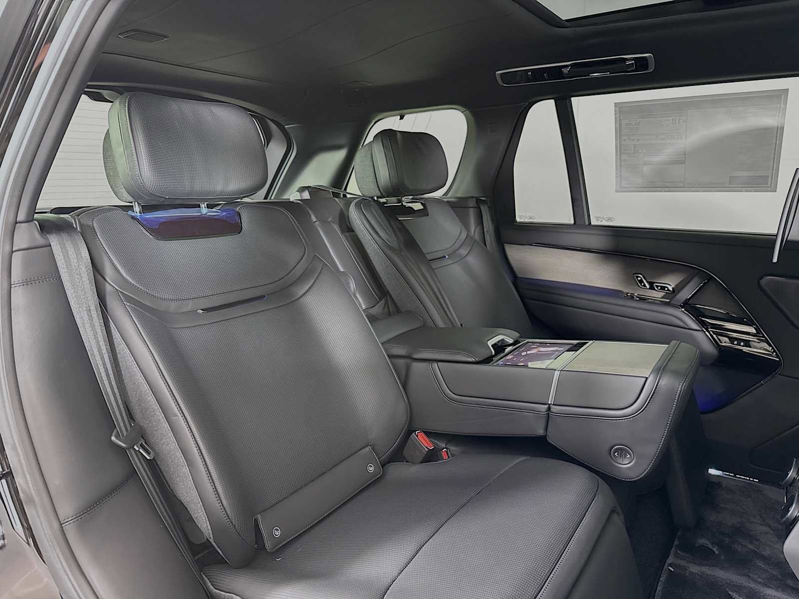 New 2026 Land Rover Range Rover SV image 32